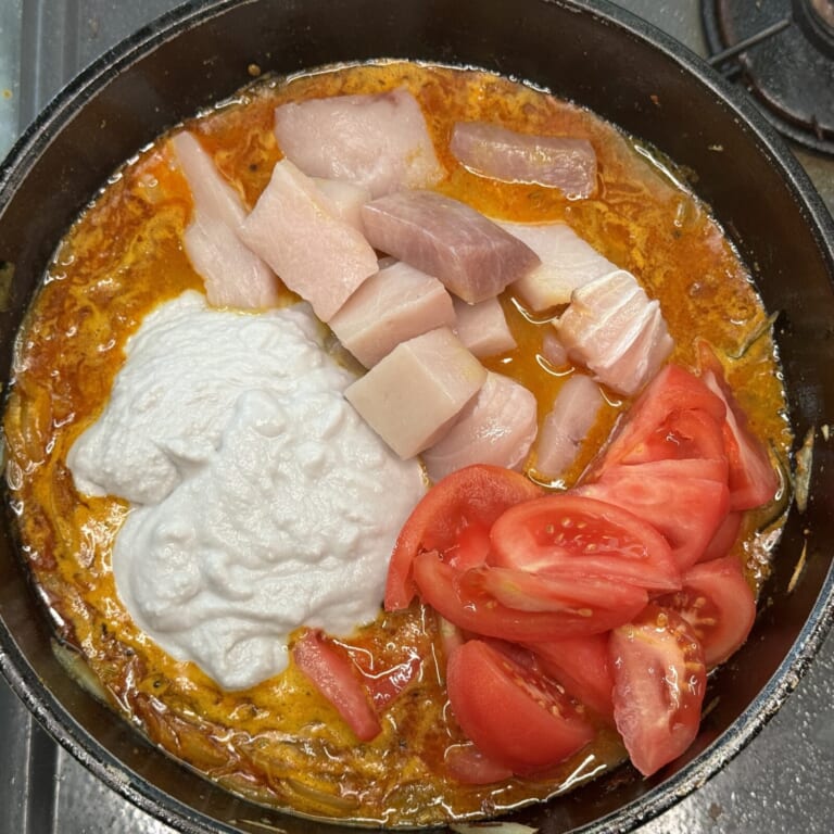 手順 4: メカジキを加え少し煮込んだらトマト、ココナッツミルクを加え煮込む。
