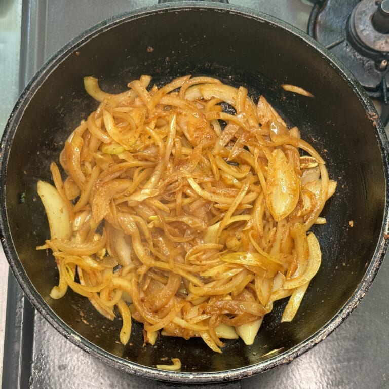 手順 4: 温めたフライパンに油をひき海老を焼き火が通ったら取り出しておく。 同じフライパンにスパイスAを加え香りが立ってきたら玉ね