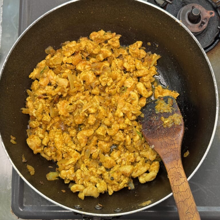 手順 3: スパイスB、塩を加え混ぜ合わせ鶏ひき肉を一緒に炒め合わせる。