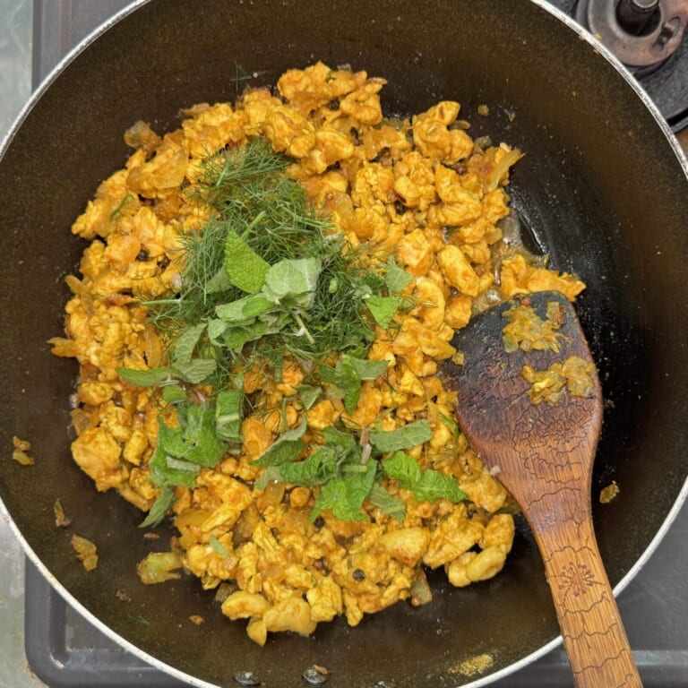 手順 4: 鶏ひき肉にしっかりと火が通ったらハーブ類を加え一緒に炒め、水を少しずつ加えていく。