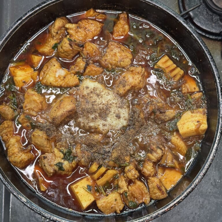 手順 5: 豚肉がしっかりと柔らかくなったらおろしニンニク・生姜、山椒パウダーを加え軽く約5分煮込む。