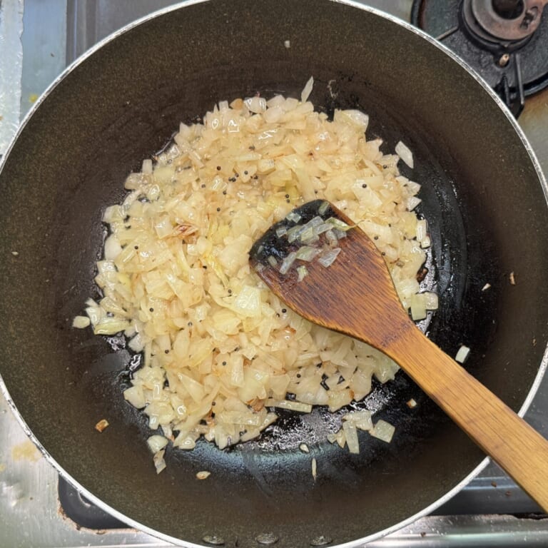 手順 3: 温めたフライパンに油を熱しスパイスAを熱し玉ねぎを薄い飴色になるまで炒める。
