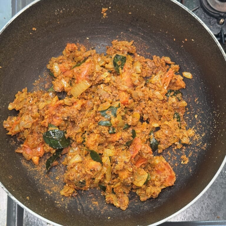 手順 4: おろしニンニク・生姜を加えトマト、スパイスB、カレーリーフ 、1.のローストしたものを加え炒め合わせねっとりとしてきたら