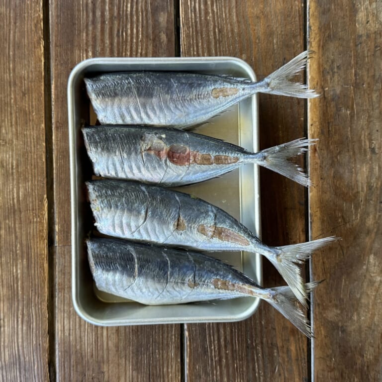 手順 1: 青魚の切り身に切れ目を入れておく。