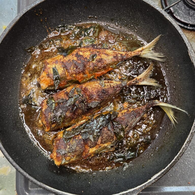 手順 3: 温めたフライパンに油を熱しスパイスAを加えパチパチしてきたら⒉の魚をマリネ液ごと焼いく。 少し焦げ目がつくくらいしっかり