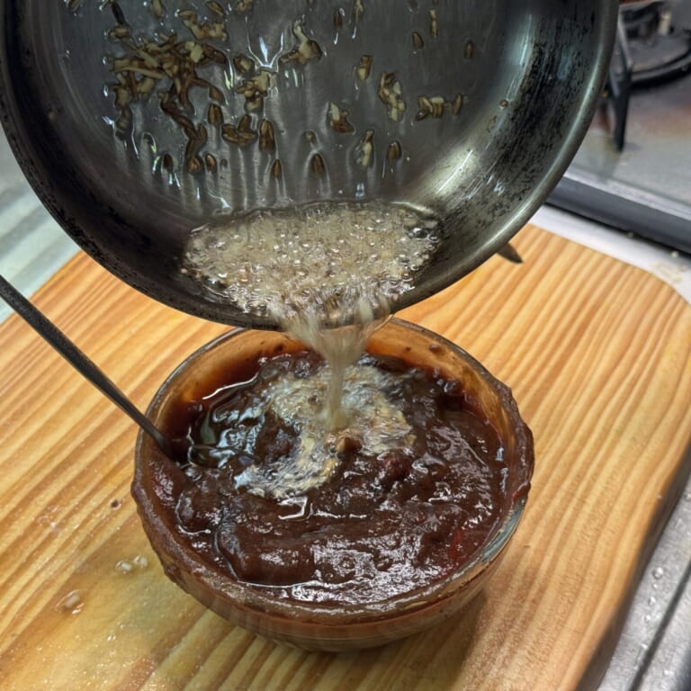 手順 3: 温めたフライパンに油を熱しスパイスAと生姜を熱し2.に加える。必要なら塩で味を整える。