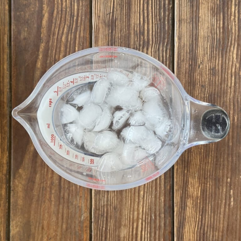手順 1: 用意しておいた水2カップに氷を入れて冷やしておく。