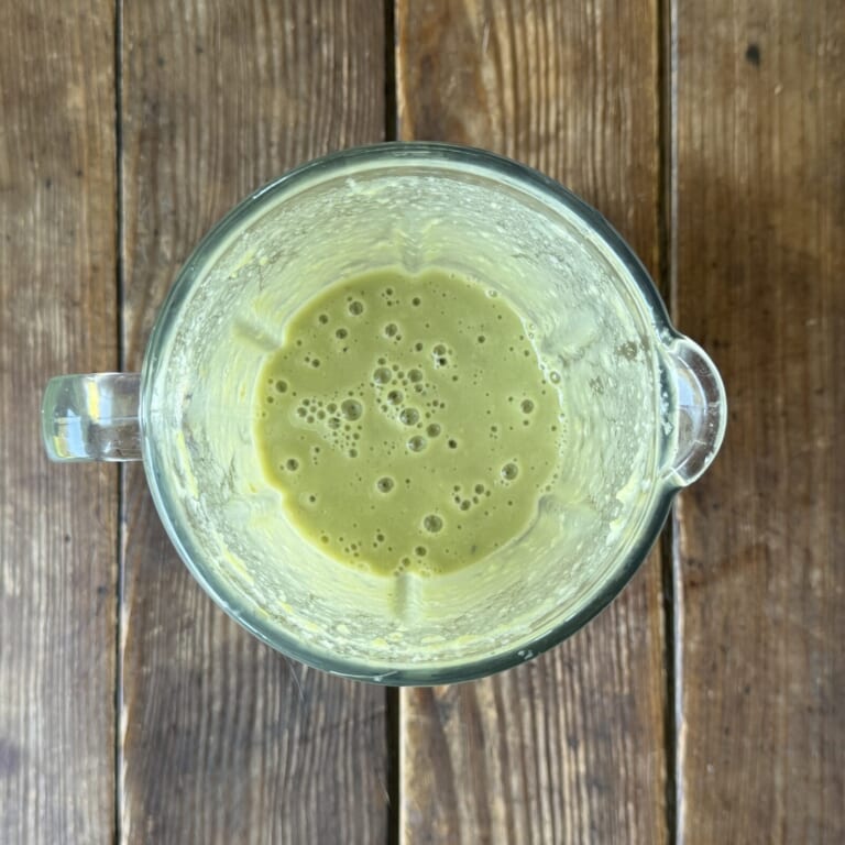 手順 1: ムングダールを軽く洗い水(分量外)につけておき(約30分)、そら豆は茹でてペーストにしておく(水分量外)