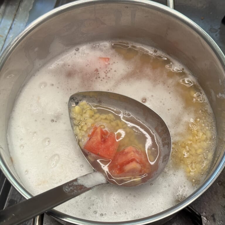 手順 3: トマトを加え煮込んでいく。