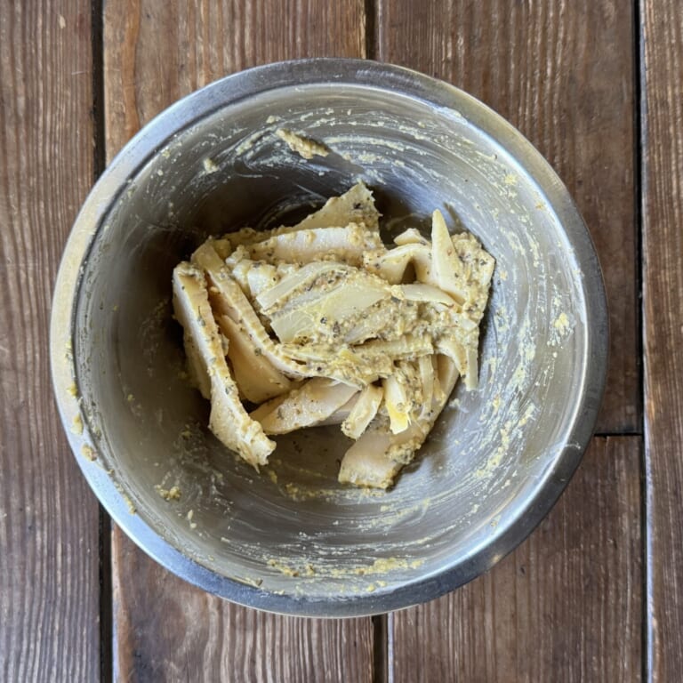 手順 1: 切ったたけのこに油以外の全ての材料を揉み込むように混ぜる。