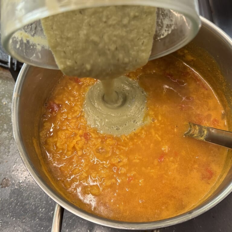 手順 5: 豆がトロトロになったらペーストにしたそら豆を加えて一煮立ちさせる。
