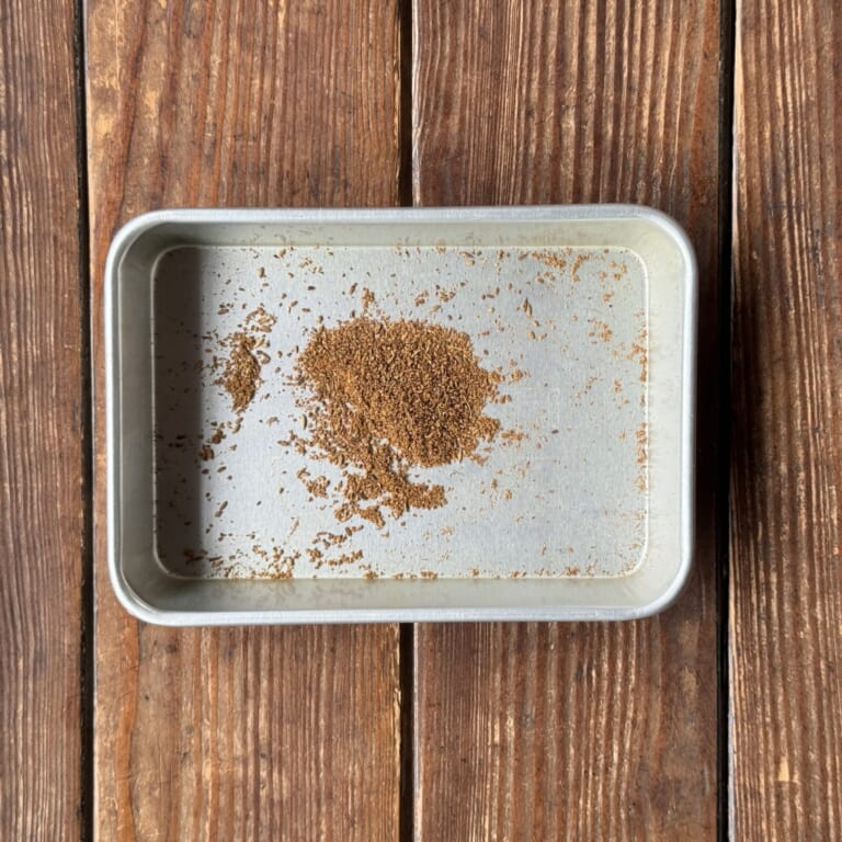 手順 1: フライパンなどでスパイスAをローストしてバットなどで冷ましてからミルサーでパウダー状にしておく。