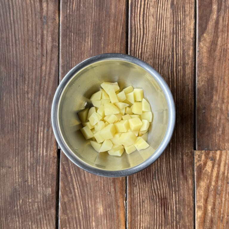 手順 1: さいの目切りに切ったジャガイモを食べられる硬さまで茹でておく。