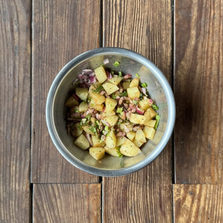 手順 3: 茹でたジャガイモ、スパイスA、スパイスB、パクチー、ブラックソルトを和え玉ねぎを混ぜ合わせる。
