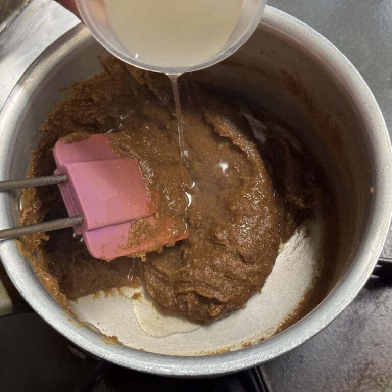 手順 4: 小さめな鍋に加え火にかけダマにならないようによくかき混ぜながら熱する。トロッとしてきたら火から離し、常温に戻す。