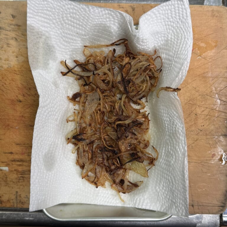 手順 1: 玉ねぎを素揚げしておく。