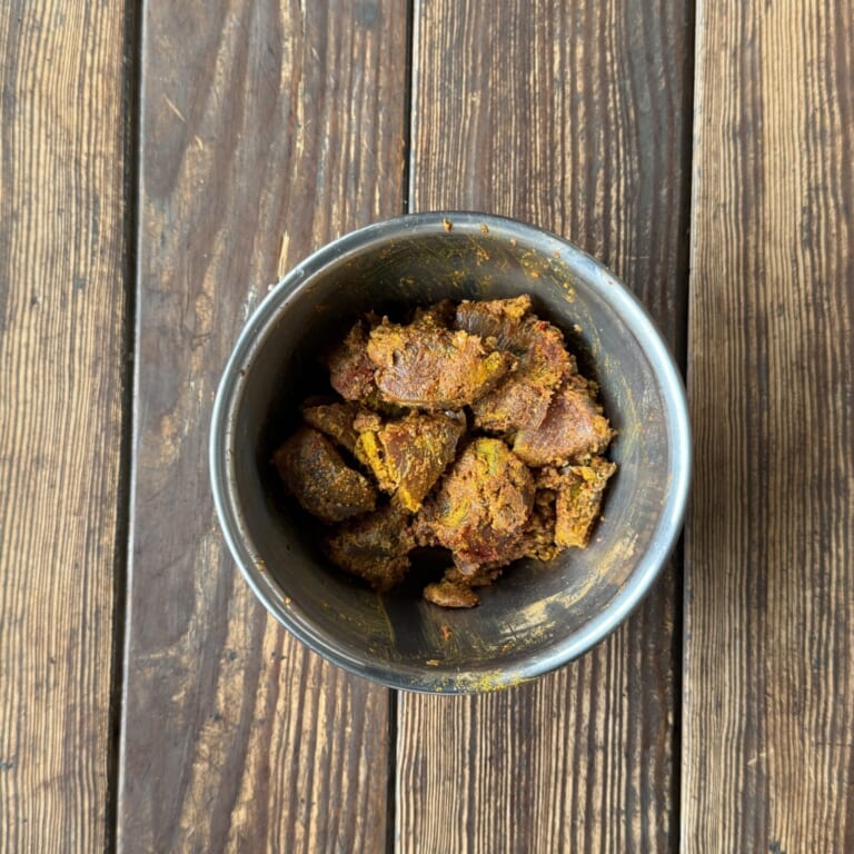 手順 3: カツオにおろしニンニク・生姜を加えスパイスB、塩、レモン汁でマリネしておく。 同時に鍋で２リットルの水を沸かしておく（ス