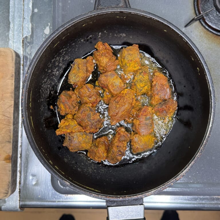 手順 4: 温めた鍋に油を加えマリネしたカツをを焼き、バットなどに取り出しておく。