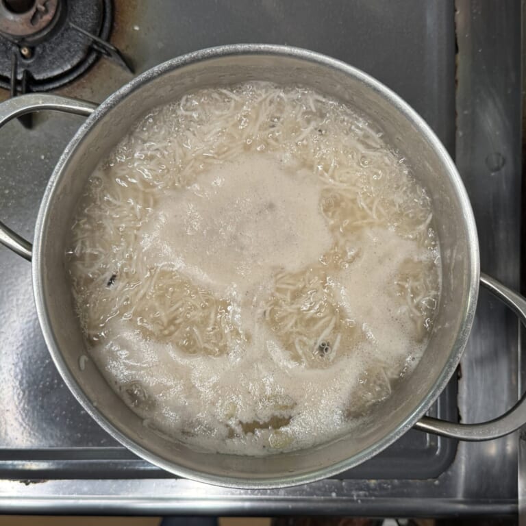 手順 6: 水を入れて沸騰させた鍋にバスマティライスを入れ６ー７分茹でざるにあける。