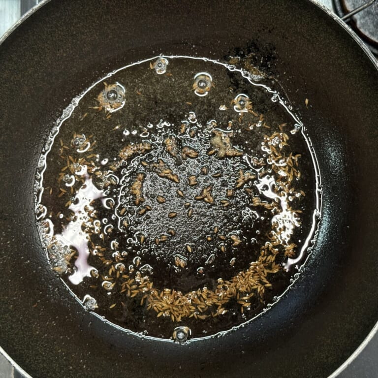 手順 1: フライパンに油を加えスパイスAを熱する。