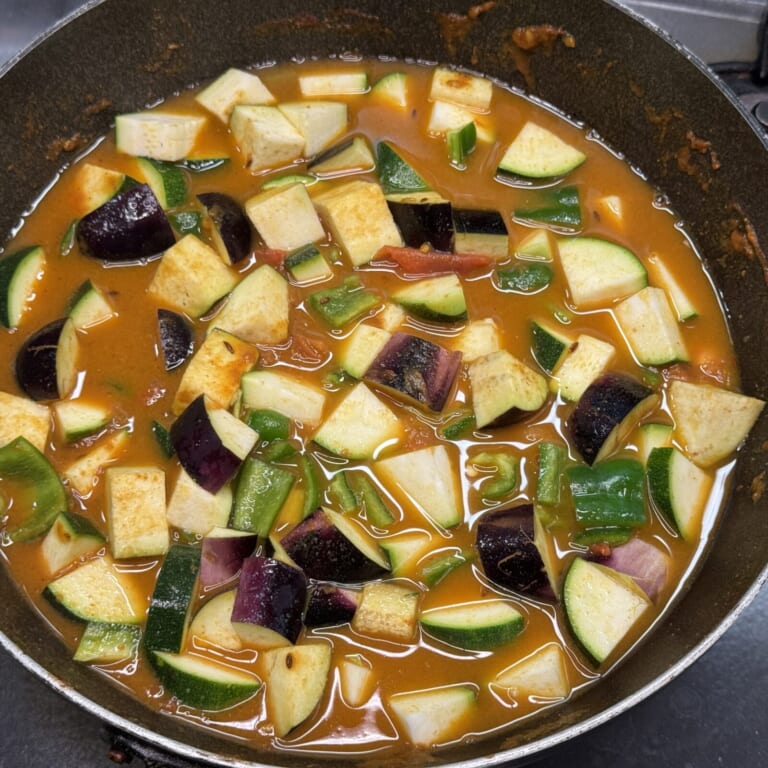 手順 5: 野菜を入れ一緒に軽く炒めたら少しずつ水を加えていく。