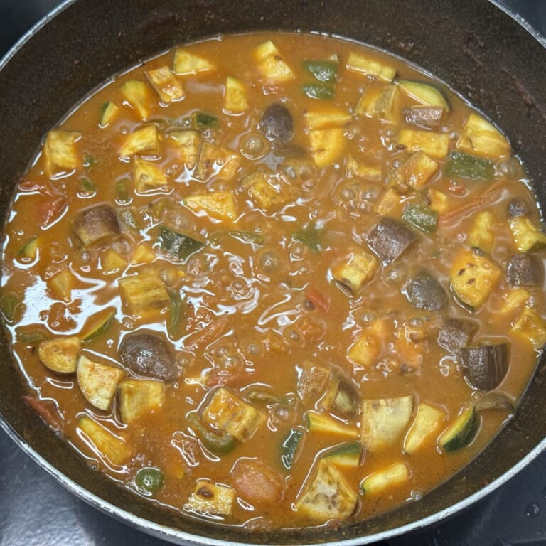 手順 6: グツグツとしてきたら火を弱火にして蓋をして約5分煮込む。