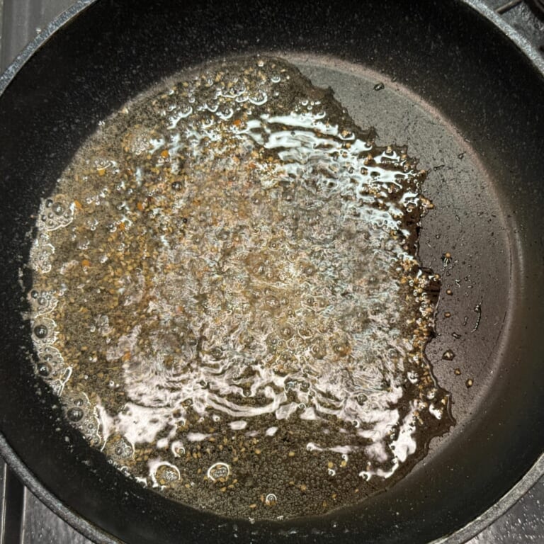 手順 1: 温めたフライパンに油を熱し、スパイスAを熱する。