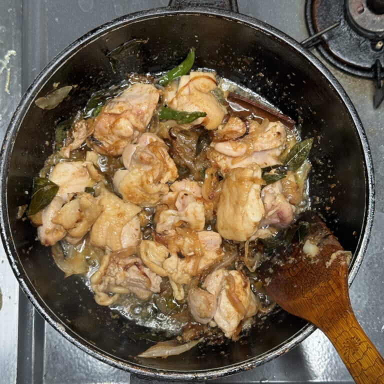 手順 3: おろしニンニク、生姜、青唐辛子、塩を加え炒め合わせたら鶏もも肉を加え表面に火が入るまで炒める。