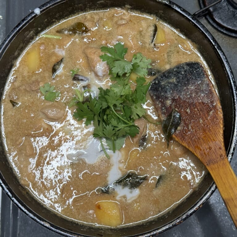 手順 5: ジャガイモと肉にしっかりと火が通ったらココナッツミルクを加え一煮立ちさせ、仕上げにコリアンダーリーフを加える。