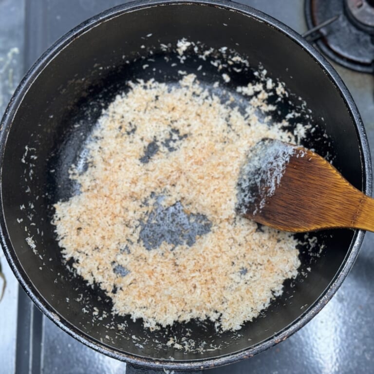 手順 1: 温めたフライパンに油(大さじ1)を加えスパイスCのココナッツファインを炒める。
