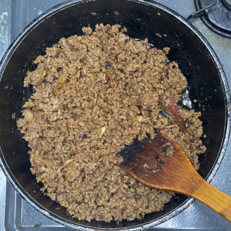 手順 4: おろしニンニク、生姜を加え香りが馴染んできたらスパイスB、塩、合いびき肉を加えしっかりと火が入るまで炒める。