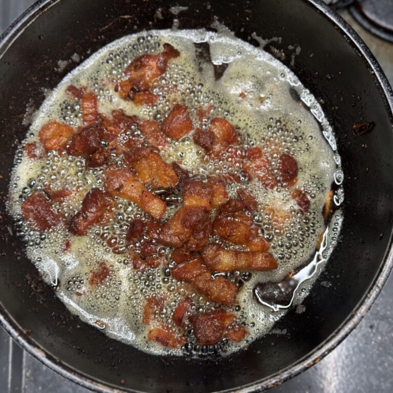 手順 2: 温めたフライパンに油を加えマリネした豚肉を加えしっかりとカリカリになるまで炒める。
