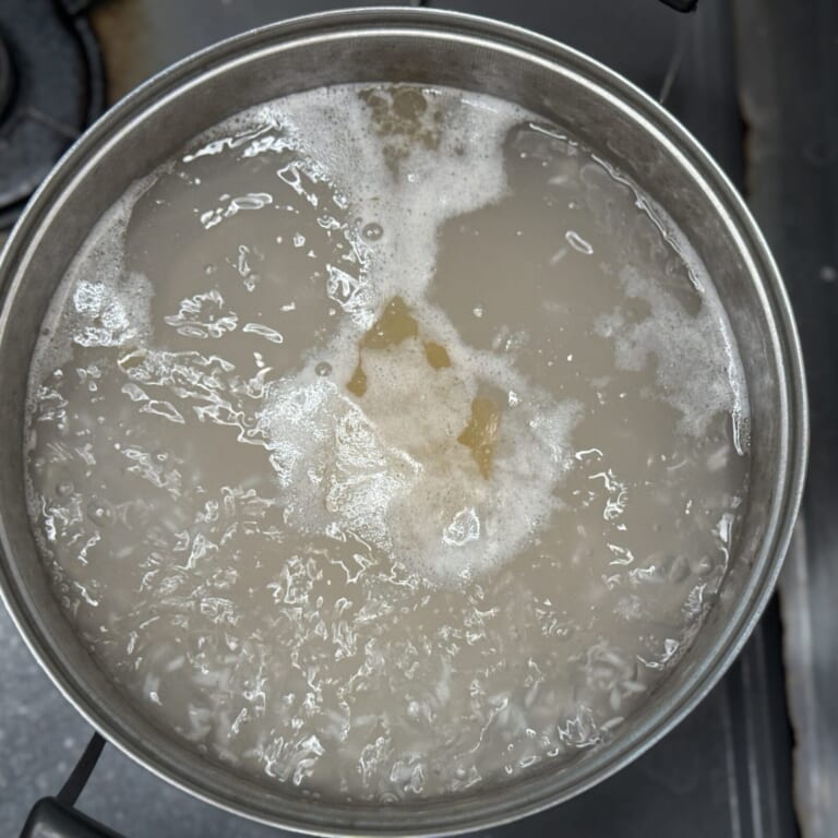 手順 2: 鍋に水、塩、油を加え沸騰したら⒈のバスマティライスをザルなどに明けてから加え約8分茹でる。