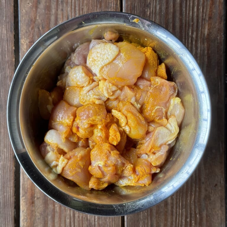 手順 1: 鶏もも肉にスパイスAと塩をまぶしておく。