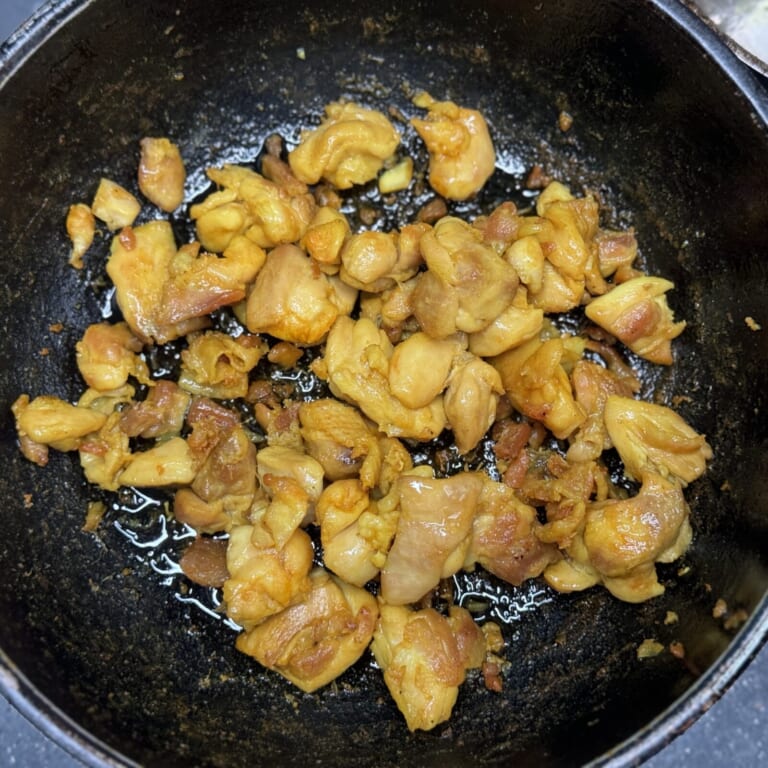 手順 2: フライパンに加えしっかりと鶏もも肉に火を通す。