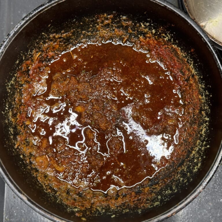 手順 4: ニンニク・生姜に火が入ったら火を止め油の温度を少し下げてからスパイスBを加えスパイスオイルを作る。