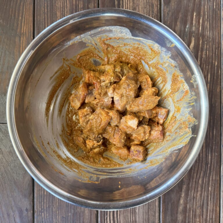 手順 1: 一口大にした豚肉をスパイスA、塩、お酢、ココナッツミルク、ニンニク・生姜でマリネしておく。
