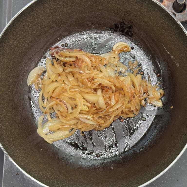 手順 2: 温めたフライパンに油をしきスパイスBを熱し玉ねぎを飴色になるまで炒める。