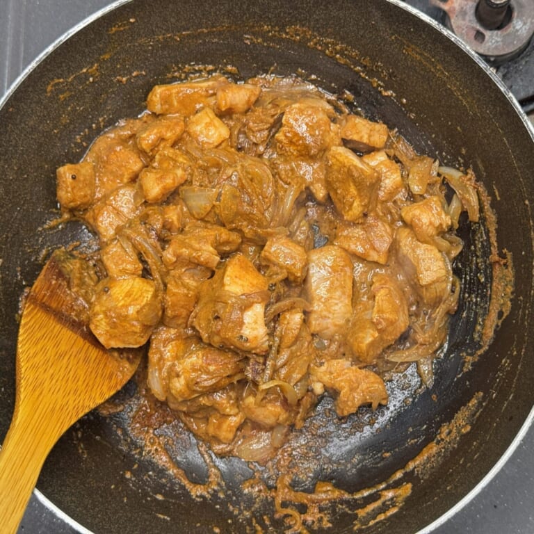 手順 3: ⒈の豚肉をマリネ液ごと加えて表面に火が通るまで炒める。