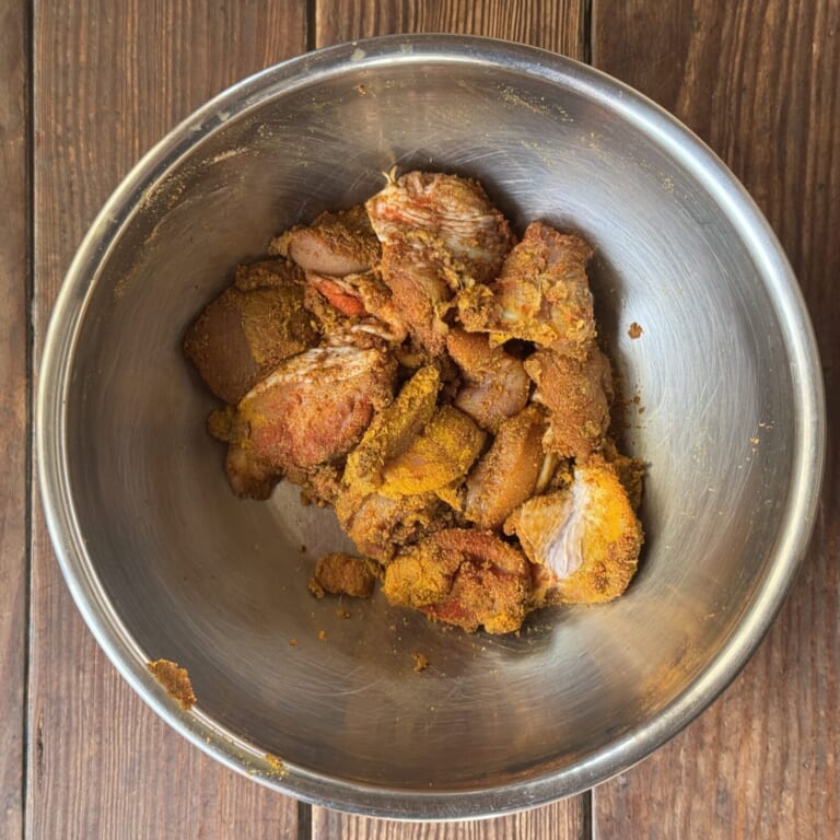 手順 1: 鶏もも肉をスパイスA、ニンニク・生姜、塩をマリネしておく。