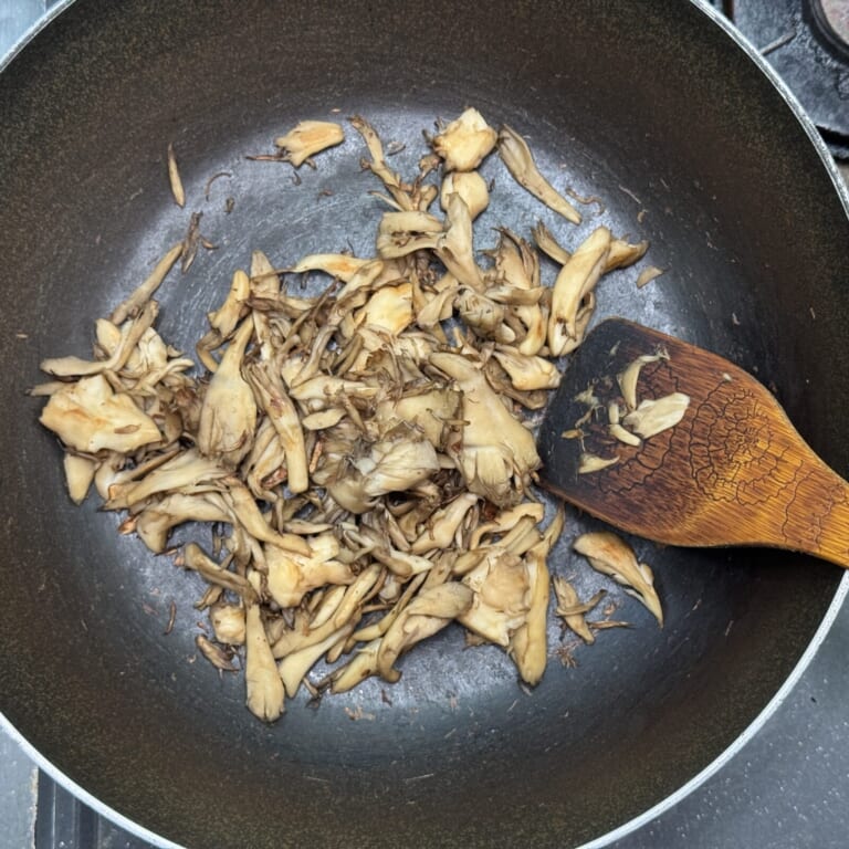 手順 3: 温めてフライパンに油をしかずに舞茸を加えキュッキュッと音がするまで炒めたらミキサーでペーストにしておく。（必要だったら水