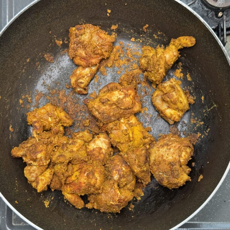 手順 4: 同じフライパンに鶏もも肉を加え表面に火が入ったら取り出しておく。