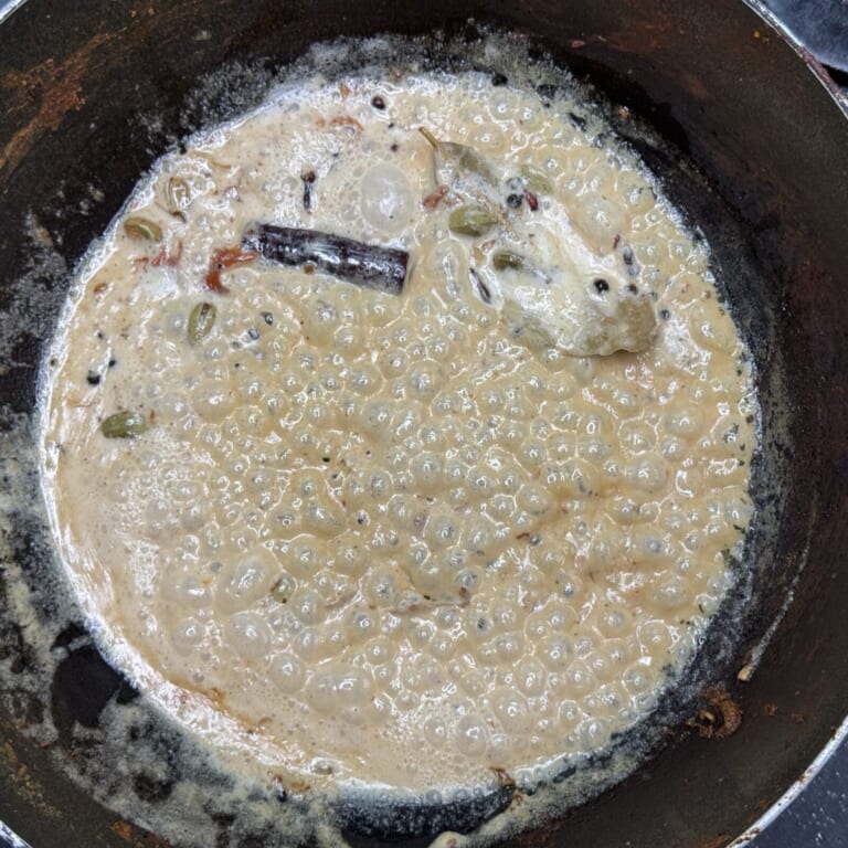 手順 6: 同じフライパンにギーを加えスパイスBを熱し生クリームを加えグツグツとしてくるまで煮込み、取り出しておいた鶏もも肉、トマト