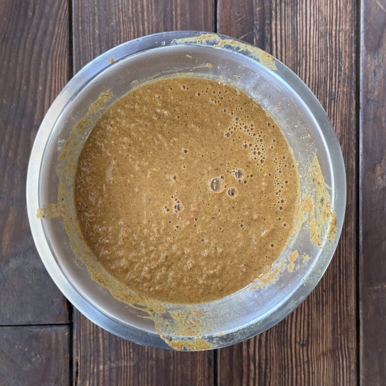 手順 5: 鶏もも肉から出てきた油を使って玉ねぎ、トマト、ヨーグルトを順に加えてじっくりと炒めたらそれもミキサーでペーストにしておく