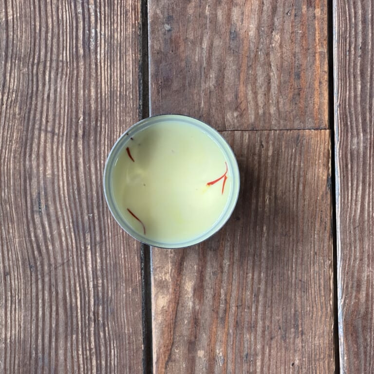 手順 1: サフランを牛乳につけておく