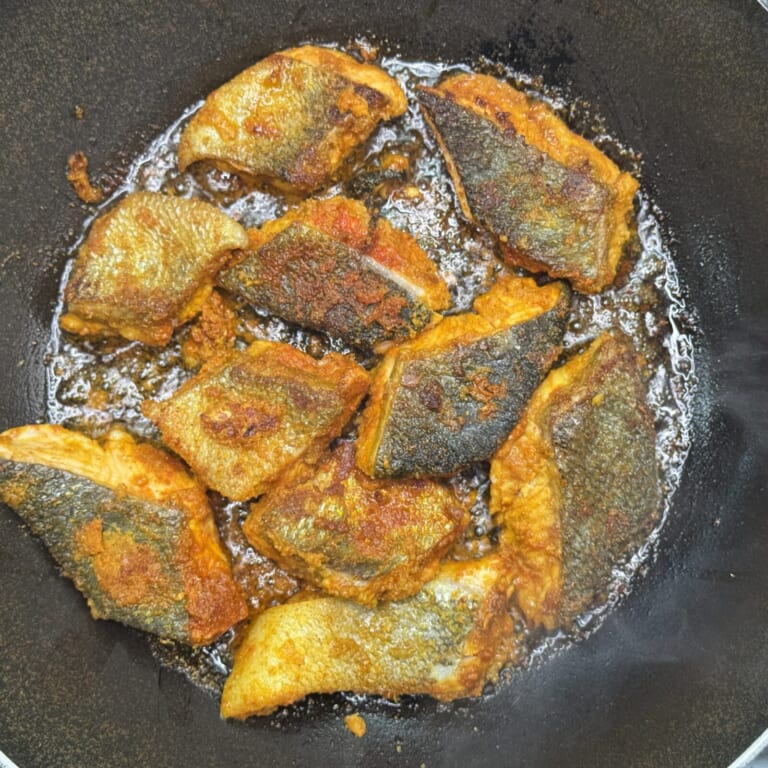 手順 5: 温めたフライパンにギーを温めマリネした鮭を焼いて、火が通ったら取り出しておく。