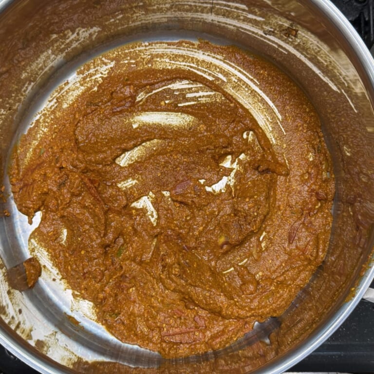 手順 7: 鮭を取り出したフライパンにトマト、ヨーグルト、スパイスCを加えソースを作っておく。