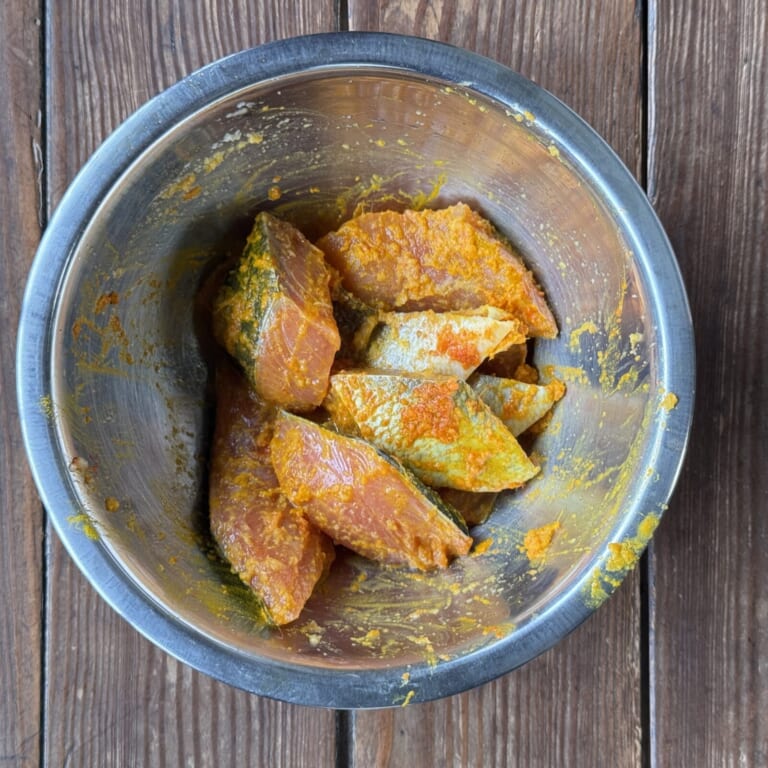 手順 1: 一口大に切った鮭にスパイスA、おろしニンニク・生姜(マリネ用)、レモン汁(マリネ用)をマリネしておく。