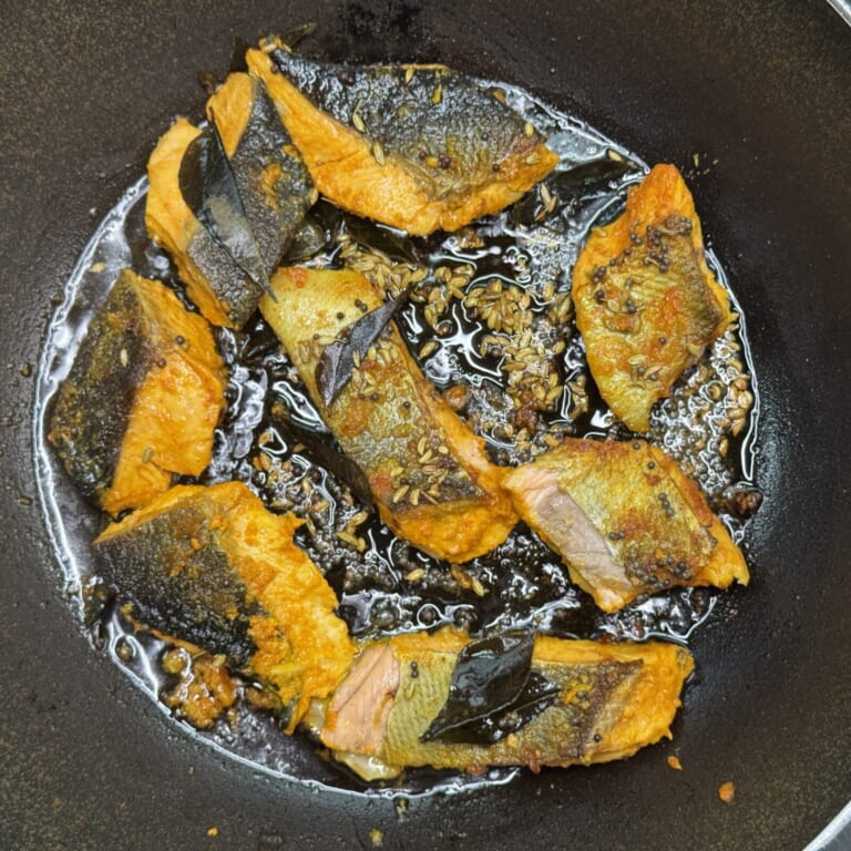手順 2: 温めたフライパンにギー大さじ3を熱しスパイスBを加えパチパチといってきたらマリネしておいた鮭をマリネ液ごと両面しっかりと