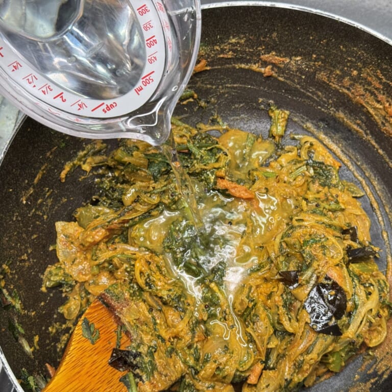 手順 5: スパイスCと塩を加え炒め合わせたら水を少しずつ加え伸ばす。